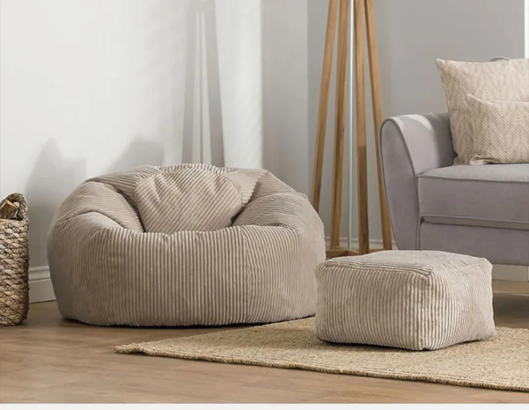 Leesstoel met beige poef
