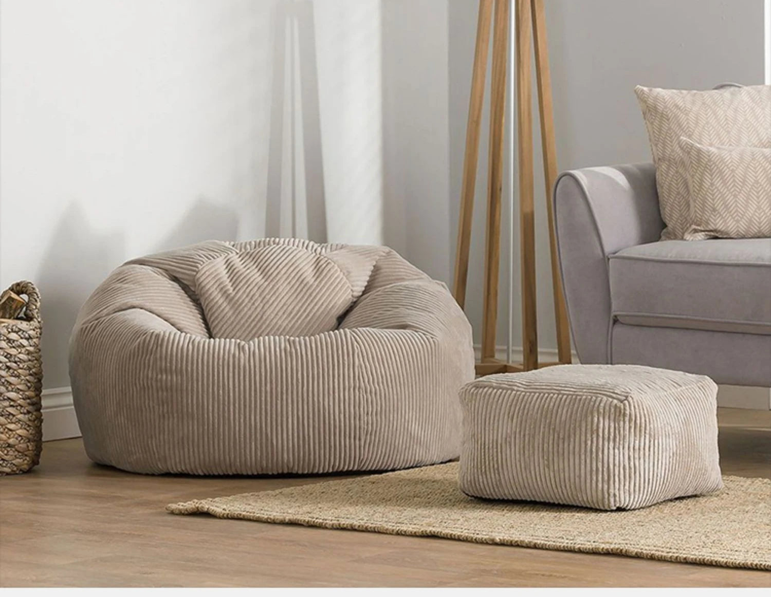 Leesstoel met beige poef